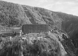 Hydroelektrárna Vemork těsně po válce. Kredit: National Library of Norway, Wikimedia Commons.