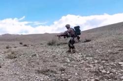 Kulometčík s exoskeletem. Kredit: CCTV-7 via Defence Blog.