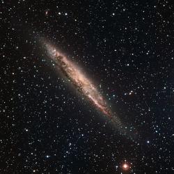Spirální galaxie NGC 4945. Kredit: ESO, Wikimedia Commons, CC BY-SA 4.0.