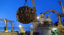 Stavba neutrinové observatoře KM3NeT. Kredit: Edewolf, Wikimedia Commons, CC BY-SA 4.0.