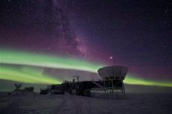 South Pole Telescope studuje reliktní záření (zdroj BICEP).