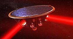 Detail na jednu z družic interferometru LISA. Zdroj: https://www.elisascience.org/