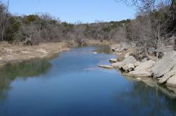 Říčka Paluxy na území Dinosaur Valley State Park. V okolí této řeky jsou již od roku 1908 objevovány výborně zachovalé otisky stop dinosaurů z období spodní křídy. Kredit: Gordon Reid, Wikipedie