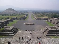 Teotihuacán. Výhled na Cestu mrtvých z Pyramidy Měsíce. Kredit: BrCG2007 / Wikimedia Commons.