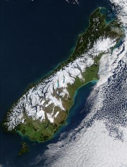 Jižní ostrov Nového Zélandu. Sníh po blizardu krásně ukazuje hranici Velkého alpského zlomu. Kredit: Jacques Descloitres, MODIS Rapid Response Team, NASA, GSFC.