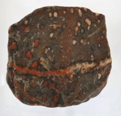 Souvek severské horniny stockholmského skvrnitého kvarcitu nalezený u Pochně  (5,7 x 3,8 x 5,7 cm). Foto: F. Scholz, 2023.