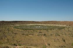 Impaktní kráter Wolfe Creek v Západní Austrálii. Kredit: TerryT2, Wikimedia Commons, CC BY-SA 4.0. Impaktní kráter Wolfe Creek v Západní Austrálii. Kredit: TerryT2, Wikimedia Commons, CC BY-SA 4.0.