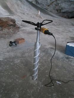 Vrtání v ledové jeskyni. Kredit: Itcus C.