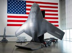 Maketa dronu X-BAT připraveného ke startu. Kredit: Shield AI.