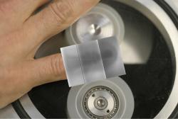 Rentgen prstu zářením z odlepování izolepy. Kredit: Camara et al. (2008), Nature. Rentgen prstu zářením z odlepování izolepy. Kredit: Camara et al. (2008), Nature.