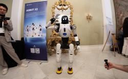 AgiBot na NWC 2026 v Barceloně. Kredit: JJxFile, Wikimedia Commons, CC BY-SA 4.0