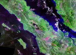 Dnešní jezero Toba je jako vulkanická jizva na tváři Sumatry. Kredit: NASA Landsat / Wikimedia Commons.