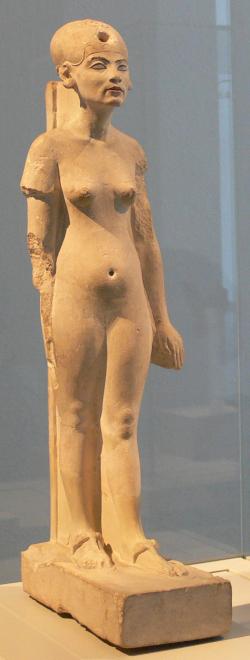 Kráčející Nefertiti cca 1345 př. n. l. Socha původně z Amarny je nyní součástí sbírky Egyptského muzea v Berlíně. (Foto: Andreas Praefcke, volné dílo).