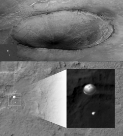 Nahoře – lander phoenix na padáku. Dole – přistávající Curiosity. Zdroj: http://www.americaspace.com/