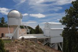 Observatoř Apache Point. Teleskop SDSS v boudě vpravo. Kredit: -r.c. / Wikimedia Commons.