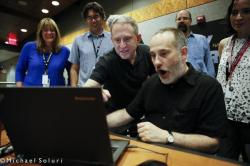 Plné pracovní nasazení. Místo činu: Johns Hopkins University Applied Physics Lab. Na snímku zleva: Cathy Olkin, Jason Cook, Alan Stern, Will Grundy, Casey Lisse, a Carly Howett.  Kredit: NASA/JPL/JHUAPL/https://twitter.com/newhorizons2015/Michael Soluri