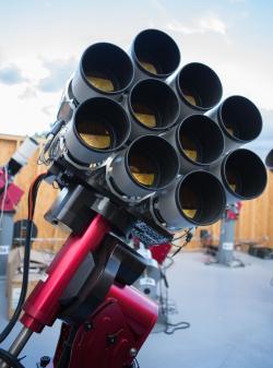 Dragonfly Telephoto Array. Kredit: P. Van Dokkum; R. Abraham; J. Brodie / University of Toronto.