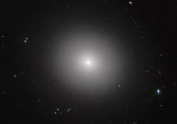 Plná života? Eliptická galaxie IC 2006. Kredit: ESO.