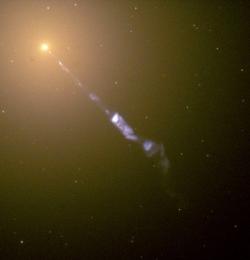 Nezměrný výtrysk hmoty ze supermasivní černé díry galaxie Messier 87. Kredit: NASA & The Hubble Heritage Team (STScI/AURA).