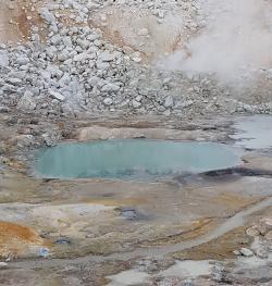 Horké jezírko z dnešních časů, Lassen Volcanic National Park, Kalifornie. Kredit: Ben K.D. Pearce, McMaster University