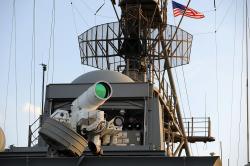 Laser na palubě USS Ponce. Kredit: U.S. Navy / John F. Williams.