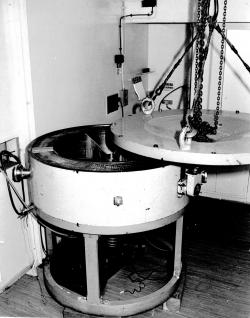 Magnetický spektrometr elektronů sestrojený v provizorních laboratořích tehdejšího ÚJF ČSAV v tribunách strahovského sportovního stadion v roce 1957 a později přemístěný do Řeže změřil mnoho spekter konverzních elektronů (zdroj ÚJF AV ČR).