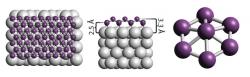 Syntetizovaný borofen na stříbrném substrátu. Atomy bóru fialově, stříbra stříbrně. Kredit: Mannix et al. (2014), Science.