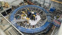 Nejpřesnější měření magnetického momentu mionu se provádí v laboratoři Fermilab na experimentu Mion g-2. Využívá se místní velice intenzivní zdroj mionů. Nová vylepšená sestava se v současné době rozbíhá (zdroj Fermilab).