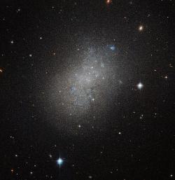 Elegantní trpasličí galaxie NGC 5264 s asi 1 miliardou hvězd. Kredit: ESA/Hubble & NASA.