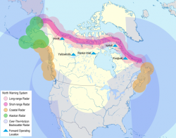 Obranná síť radarů North Warning System (NWS). Kredit: Noclador / Wikimedia Commons.