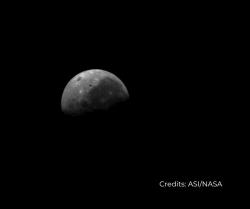 První snímek Měsíce pořízeny CubeSatem AgroMoon (zdroj ASI/NASA).