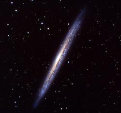 Okouzlující spirála NGC 5907. Kredit: Jschulman555 / Wikimedia Commons.