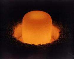 Palivo z plutonia-238 do jaderných článků ozařuje okolí vlastním svitem. Kredit: U.S. DOE.