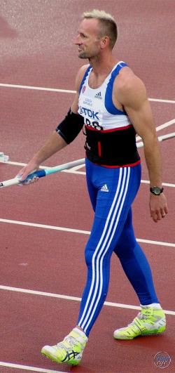 Bývalý český atletický vícebojař Tomáš Dvořák patří spolu s Romanem Šebrlem mezi nejlepší desetibojaře přelomu 20. a 21. století. Oba překonali desetibojařský světový rekord, Šebrle také zvítězil na olympijských hrách a poprvé se dostal přes metu 9000 bodů. Tomáš Dvořák se zase třikrát po sobě (1997-2001) stal mistrem světa. V jednotlivých disciplínách by zvířecí „specialisty“ sice neporazili, ale celková rozmanitost desetiboje, vyžadující značnou míru všestrannosti, by byla nepochybně nad síly jakéhokoliv jiného živočišného druhu. Kredit: Finneye; Wikipedia (CC BY-SA 2.0)