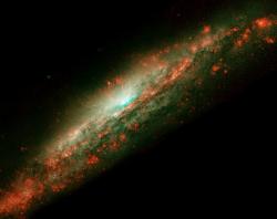 Nádherný disk galaxie NGC 3079.
