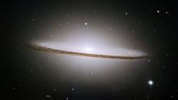 Supermasivní černá díra blízké galaxie Sombrero má hmotnost asi 1 miliardu Sluncí. Jestli pak kolem ní krouží nějaké planety? Kredit: NASA/ESA and The Hubble Heritage Team (STScI/AURA).