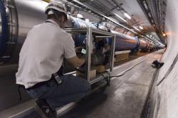 Pořizovat rentgenové snímky LHC není hračka. Kredit: Maximilien Brice / CERN.