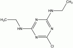 Simazin. V EU byl zakázán před 10 lety. Dnes se ho ale do půdy dostává mnohonásobně více než v dobách, kdy byl povolen.