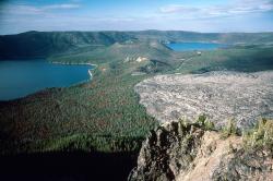 Kaldera Newberry. Kredit: USGS / Lyn Topinka, Wikimedia Commons, CC BY-SA 4.0.