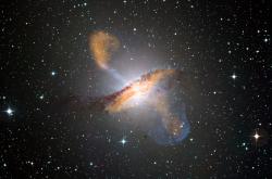 Relativně blízká „běžná“ rádiová galaxie Centarus A. Kredit: ESO/WFI (Optical); MPIfR/ESO/APEX/A.Weiss et al. (Submillimetre); NASA/CXC/CfA/R.Kraft et al. (X-ray).