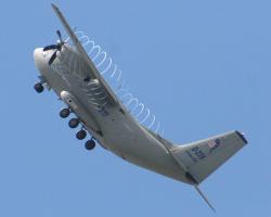 Zlovolné letadlo C-27J Spartan vyrábí kondenzační spirály. Ilumináti? Kredit: TreyFitz / Wikimedia Commons.