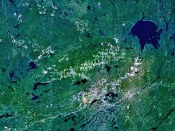 Sudbury pohledem satelitu. Kredit: NASA.