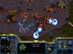 StarCraft. Útok Protossů na kolonii Zergů. Kredit: Wired News / Wikimedia Commons.