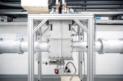 Vědci vyvinuli vlastní kryostat pro efektivní chlazení 30metrového vlnovodu uvnitř propojovací trubky. Kredit: Daniel Winkler, ETH Zürich