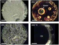 Analogická sestava mezihvězdných organických látek produkuje nejprve vodní kapky a při vyšší teplotě i olej. Kredit: Hideyuki Nakano a kol., Scientific Reports , 8. května 2020