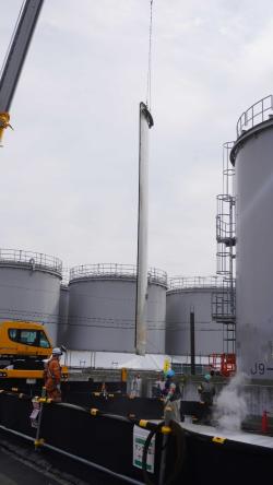 Práce na rozebírání nádrží v areálu J9 (zdroj TEPCO). Práce na rozebírání nádrží v areálu J9 (zdroj TEPCO).