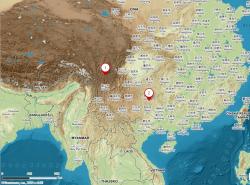 Bod 1 - přibližná lokalizace dokončovaného slunečního radioteleskopu v okrese Daocheng v tibetské autonomní prefektuře Kardze v jihozápadní čínské provincii S'-čchuan, 2 – lokalizace teleskopu FAST v přírodní depresi Dawo Tai v provincií Kuej-čou Kredit: mapy.cz (výřez)