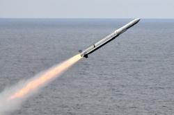 Protiraketa RIM-162 Evolved SeaSparrow Missile. Kredit: US Navy, Mass Communication Specialist Seaman Matthew J. Haran.