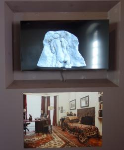 Ukázka z filmu Jane McAdam Freud, v němž se nad obrazem Freudovy pracovny prolínají  předměty z Freudovy antické sbírky se sochami autorky. Foto: A. Uhlíř, 2022.