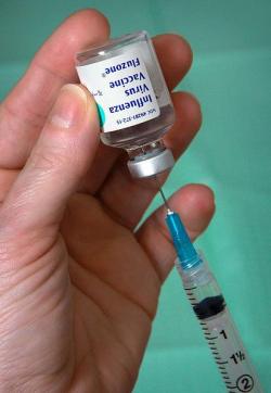 Očkování proti chřipce. Kredit: CDC / Jim Gathany.